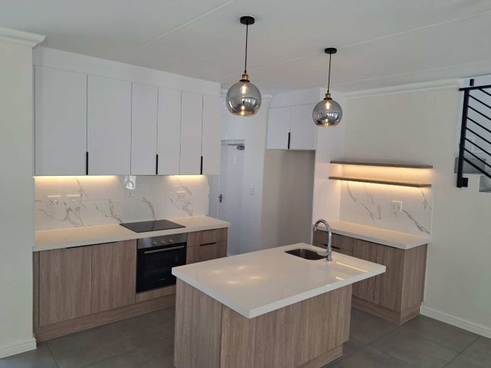 For Sale: 3 Bedroom House in Langeberg Ridge with open plan kitchen and double garage.