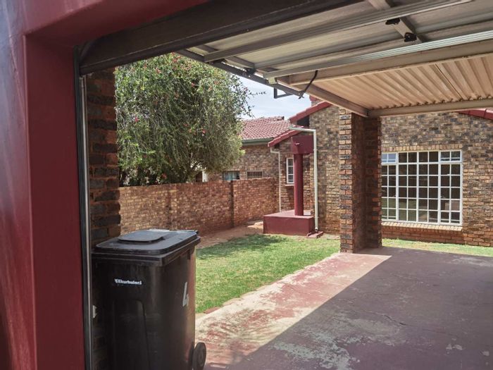 Glen Marais House For Sale: Open plan kitchen, double garage, 24-hour security.