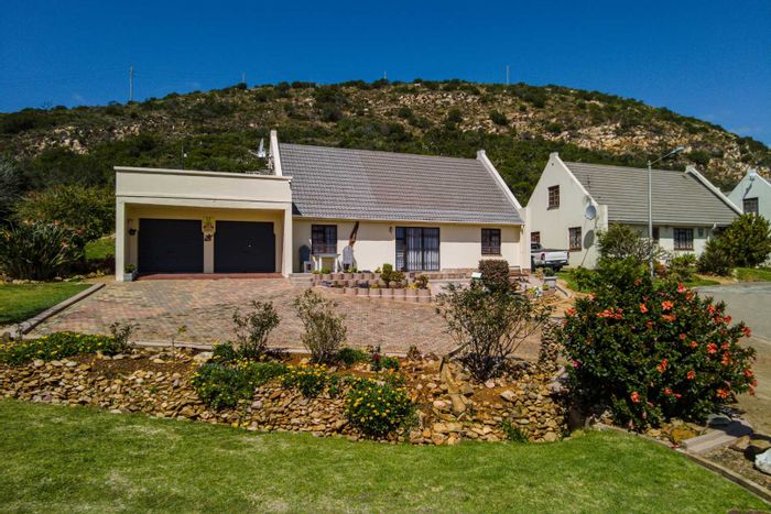 Island View House For Sale: 3 beds, indoor braai, man cave, communal pool.