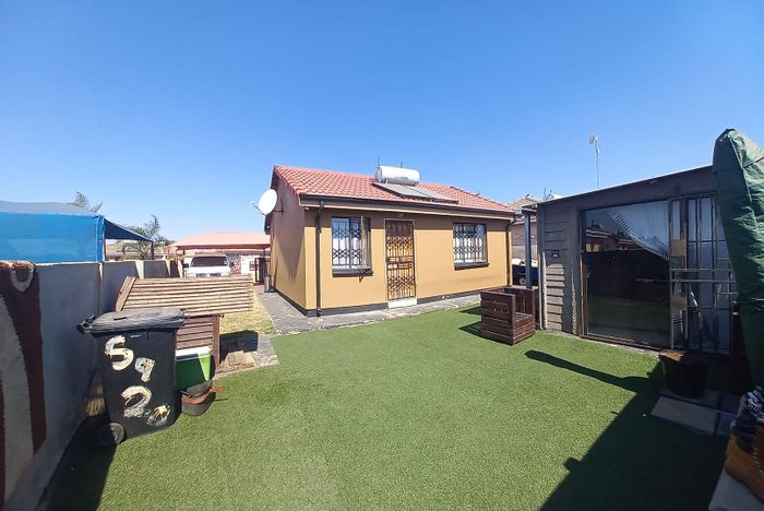 For Sale: House in Crystal Park with 2 bedrooms, backrooms, and solar geyser.