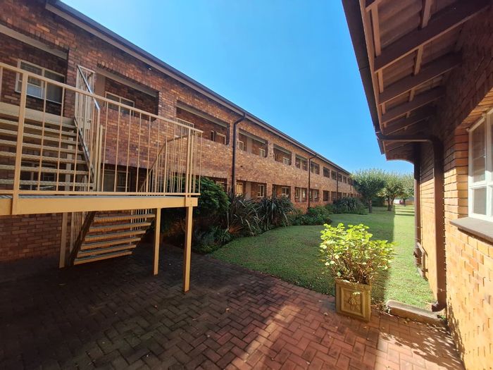 Beyerspark Townhouse To Rent: 2 Bedrooms, private garden, garage for 2 cars.