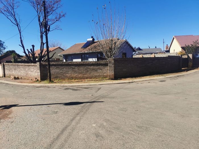 For Sale: House in Dobsonville Ext 2 with 3 bedrooms, yard, and extra garage.