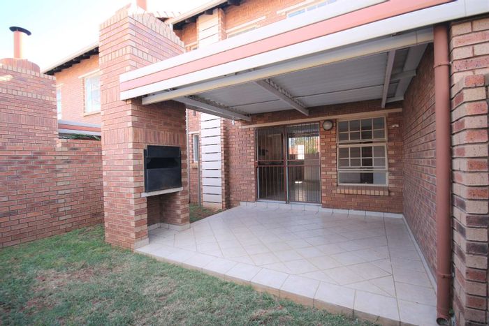 2 Bed, 2.5 Bath Apartment in Hazeldean with Private Garden and Garage - To Rent