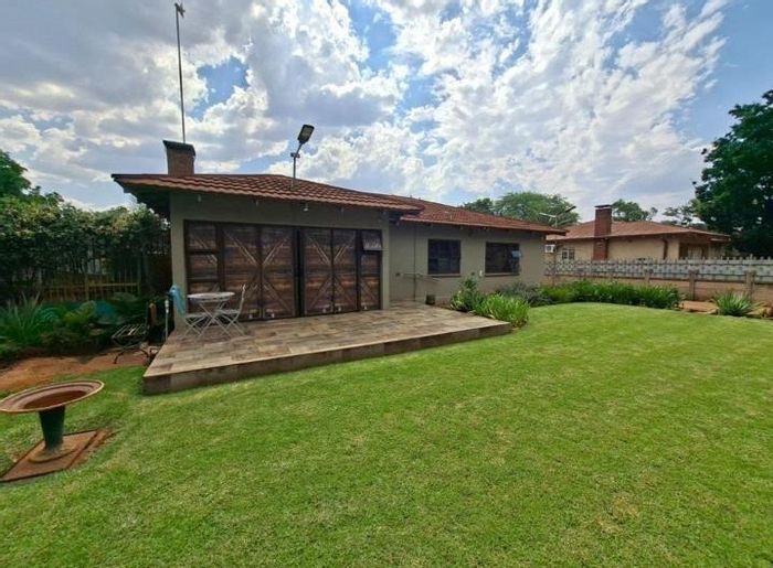 For Sale: Family House in Vanderbijlpark Central West 1 with pool, security, and parking.