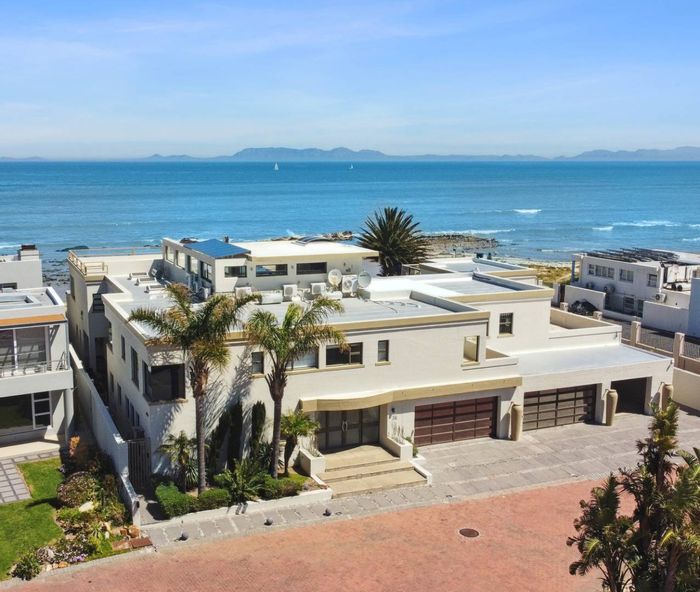 Harbour Island House For Sale: Beach access, cinema, gym, panoramic views, luxury amenities.