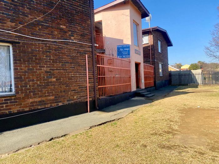 Mindalore Apartment For Sale: 1 bed, study, parking, near school and park.