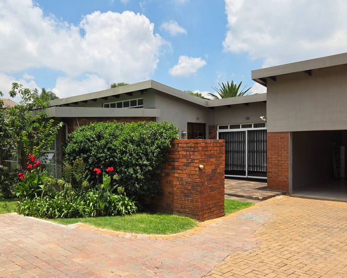 Spacious 4-Bedroom House with Flatlet and Pool in Verwoerdpark For Sale