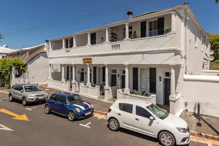 Wynberg Upper Apartment For Sale: AirBnB-friendly, pet-friendly, secure parking, communal garden.