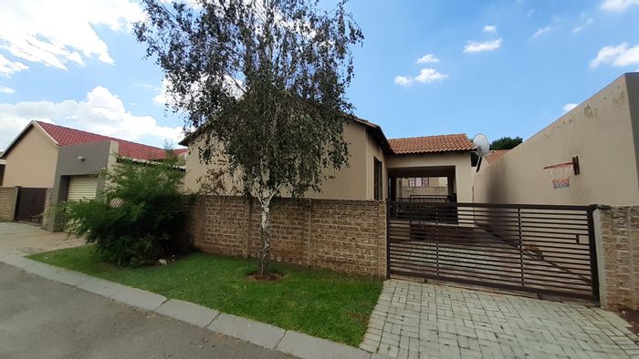 Property #2142859, House for sale in Germiston Central