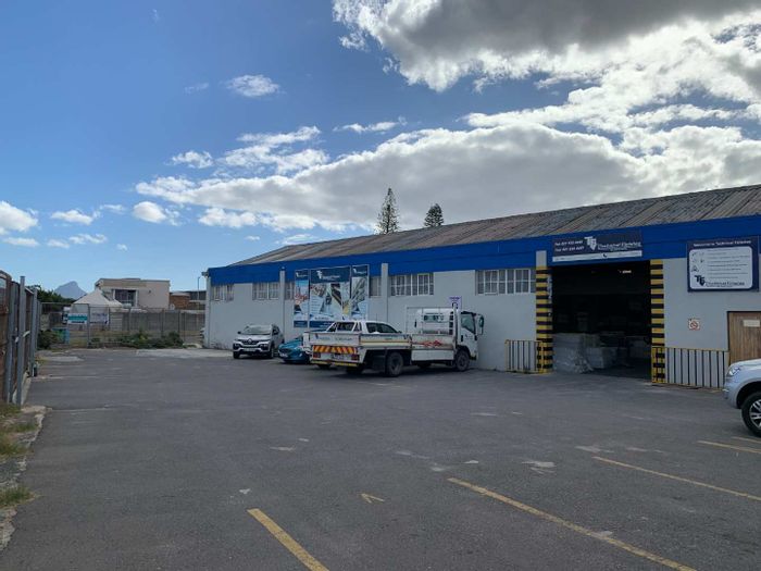Epping Industrial: 2356 m² unit with 3-phase power, yard space, and security. To Rent.