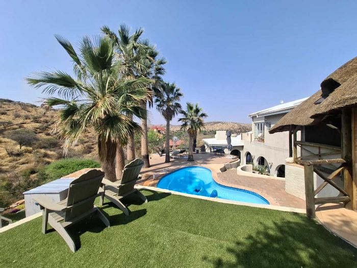 For Sale: House in Avis with pool, guest suite, and expansive living spaces.