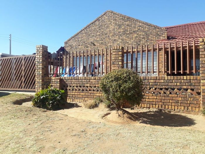 Spacious Reigerpark Face Brick House: 3 Bedrooms, Garage, Carport, R550k