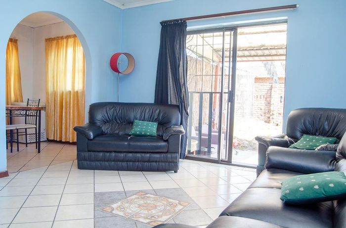 Bethelsdorp House For Sale: Large yard, swimming pool, garage, and fitted kitchen.