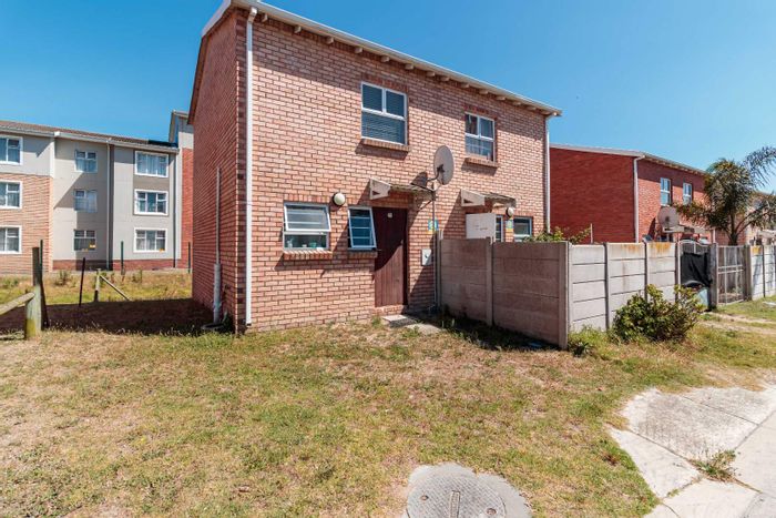 Two-bedroom house for sale in Walmer Link with open-plan living and pre-paid electricity.