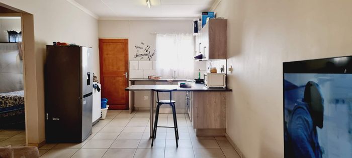 For Sale: Okuryangava Apartment, 2 Bedrooms, Lounge, Kitchen, Top Floor Living.