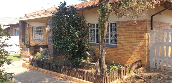 Eastleigh House To Rent: Two bedrooms, garden, laundry room, covered parking, fibre-ready.