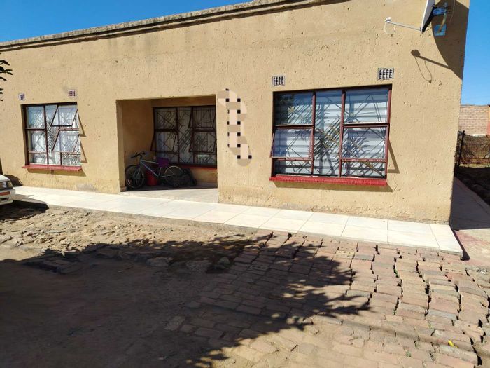 House for Sale in Tsakane Ext 8: 3 Bedrooms, spacious kitchen, convenient location.