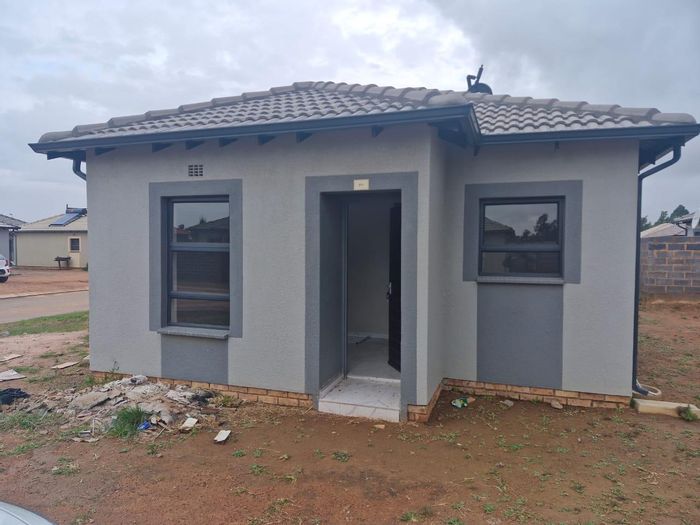 3-bedroom house for rent in Benoni AH, includes water, prepaid electricity.