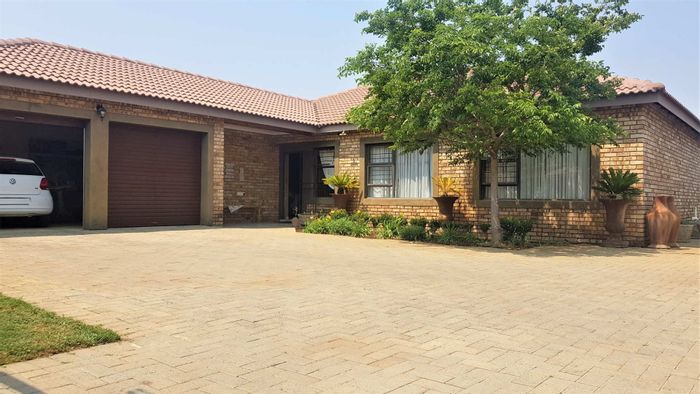 Property #2071447, House for sale in Potchefstroom