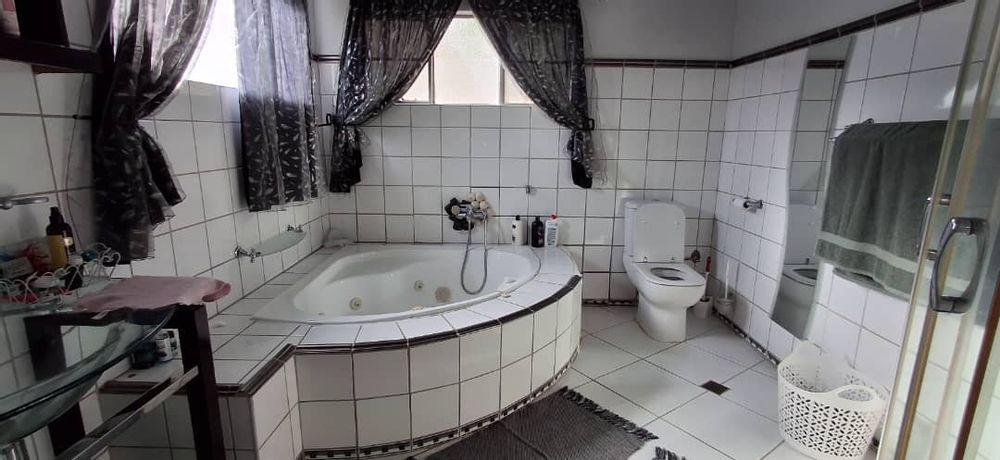 Main Bedroom En-Suite Bathroom