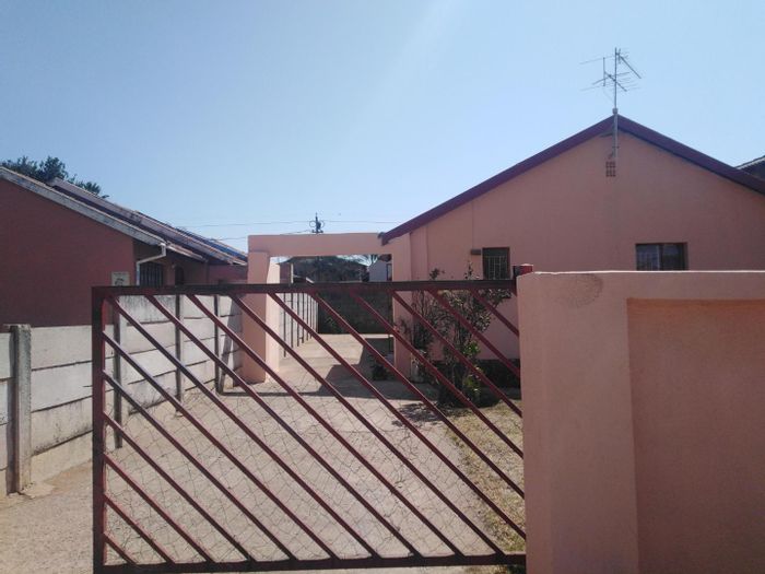 For Sale: 3 Bedroom House in Lenasia with ample parking, near schools and malls.