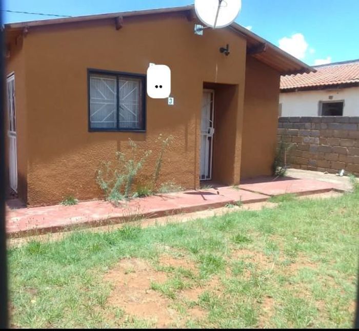 For Sale: 2-bedroom house in Vosloorus with secure yard and parking for 2 cars.