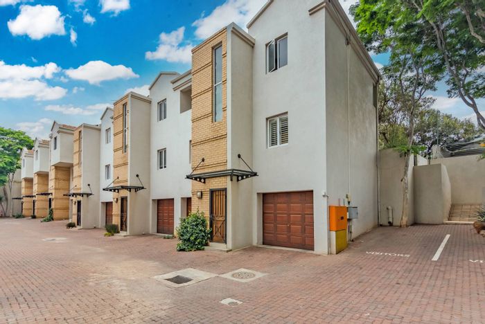 Eltonhill Townhouse For Sale: 2 beds, private garden, secure parking, near Sandton.