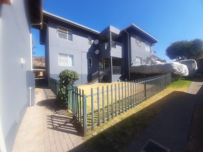Linmeyer Townhouse To Rent: 2 beds, private yard, pool, secure complex.
