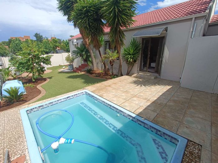 Zwartkop House For Sale: 3 beds, pool, entertainment area, security features.