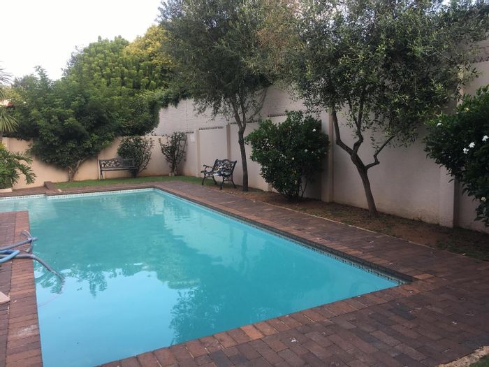 To Rent: Strathavon Townhouse with 3 beds, study, garden, pool access.