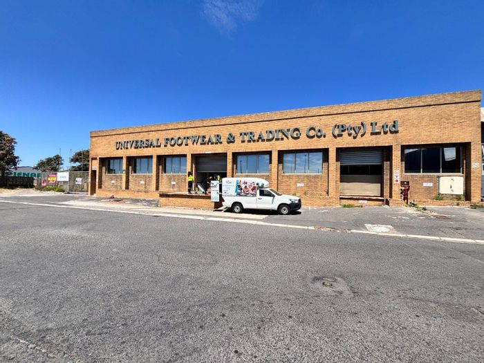 Industrial Warehouse To Rent in Paarden Eiland: 3142m², 1000amps power, loading bay.