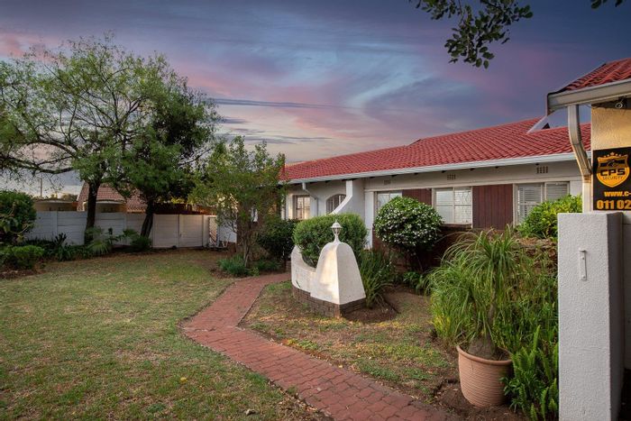 Brackendowns House For Sale: 4 Beds, Pool, Study, & Spacious Garden!