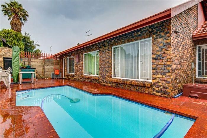 For Sale: Townhouse in Kempton Park Ext 11 with pool, garage, and garden.