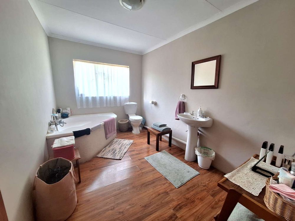 En-suite main bathroom