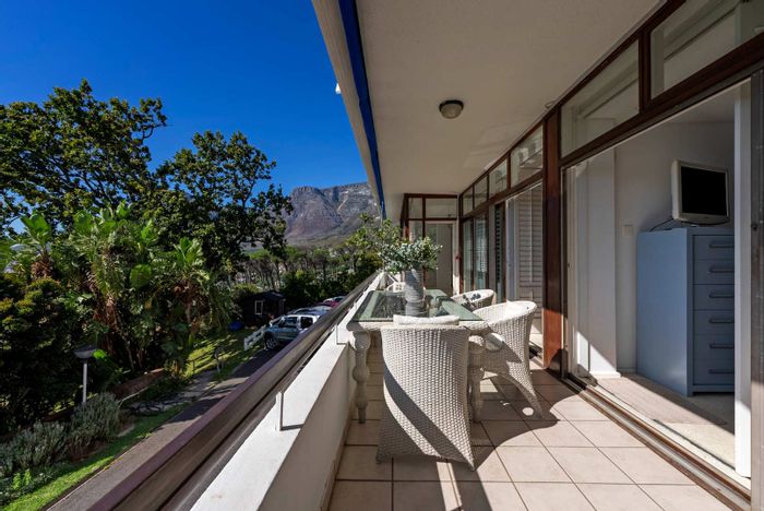 Tamboerskloof Apartment For Sale: Spacious 2-bed, panoramic views, secure complex, 2 garages.