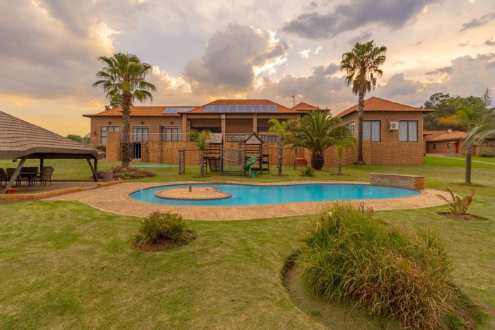House for Sale in Rynfield AH: 4 beds, cinema, helipad, 2 pools.