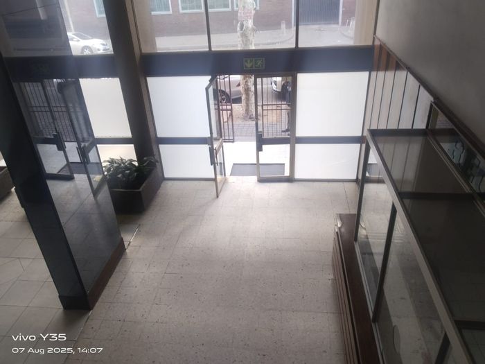 Hillbrow Apartment To Rent: 24-hour security, Wi-Fi, near schools and transport.