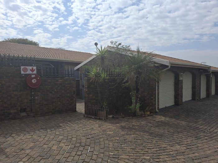 For Sale: Townhouse in South Crest with garden, lapa, jacuzzi, and double garage.