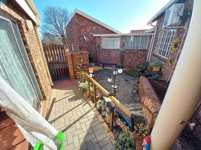 Property #2048686, Townhouse for sale in Uitsig