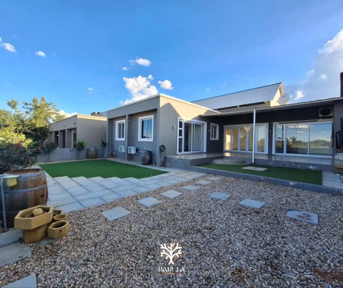 To Rent: House in Omeya Golf Estate with 3 beds, garden, double garage.