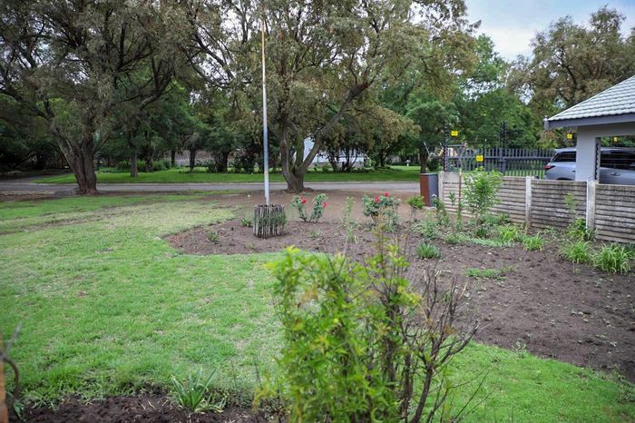 Heilbron Central House For Sale: 3 Bedrooms, 2 Bathrooms, 2 Garages, Large Yard.