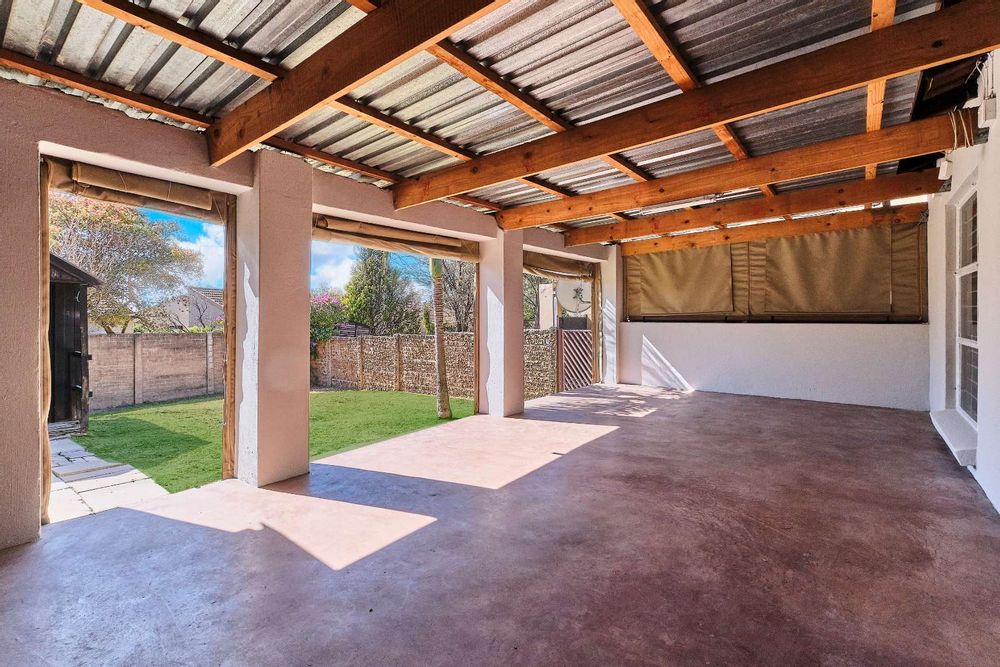 Covered patio with canvass blinds
