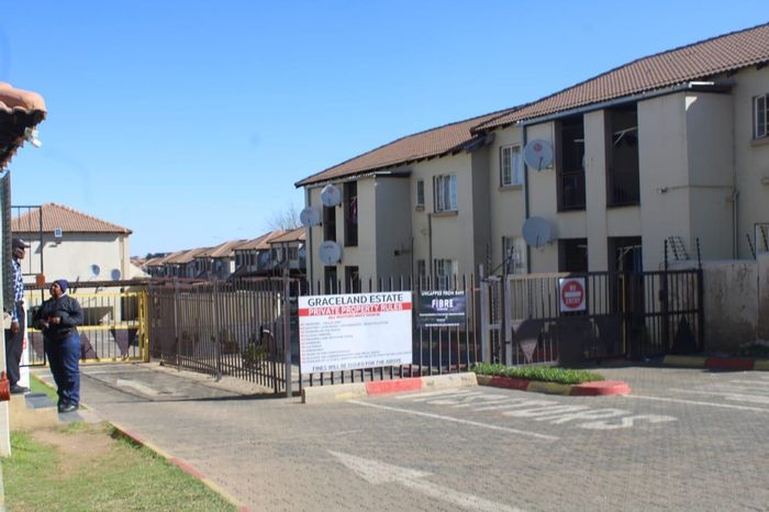 Apartment To Rent in Germiston South: 2 bedrooms, 24-hour security, secure parking.