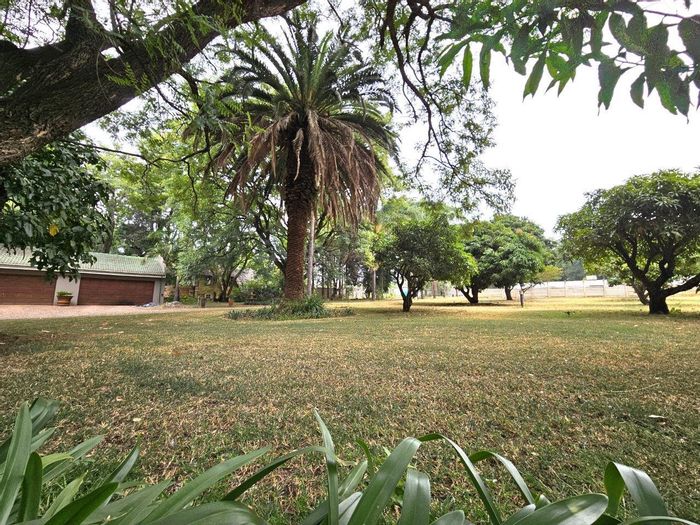 Prime Boschfontein AH Small Holding: Workshop, Fruit Orchard, Spacious Farmhouse, 2-Bedroom Flat, Entertainer's Dream.