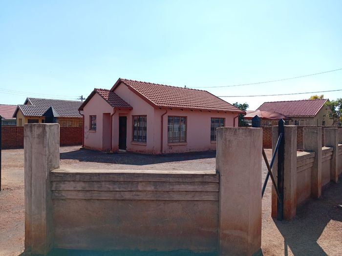 2-bedroom house for sale in Ga-Rankuwa with corner lot and ample parking.