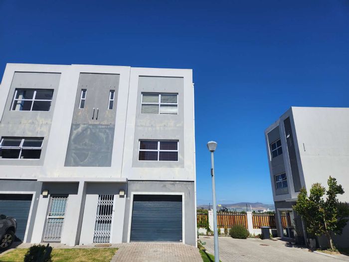 For Sale: Cluster in Parklands North with private garden, flatlet, and security features.