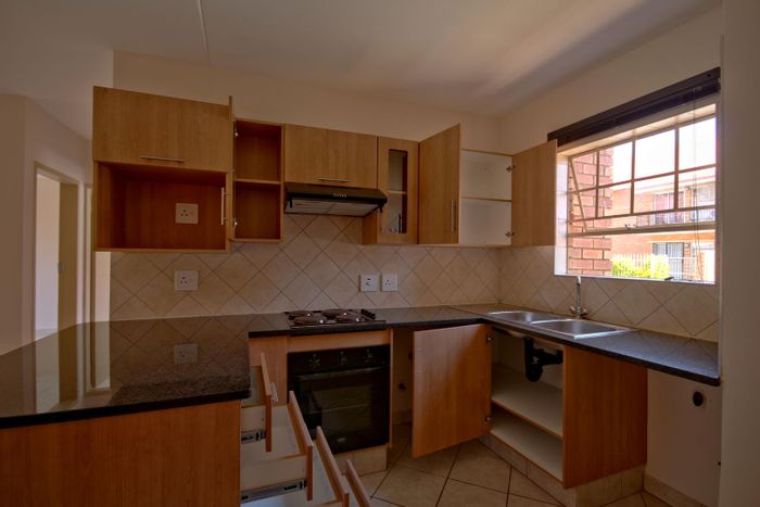 Elarduspark Apartment To Rent: 2 bedrooms, secure complex, pool, and parking.