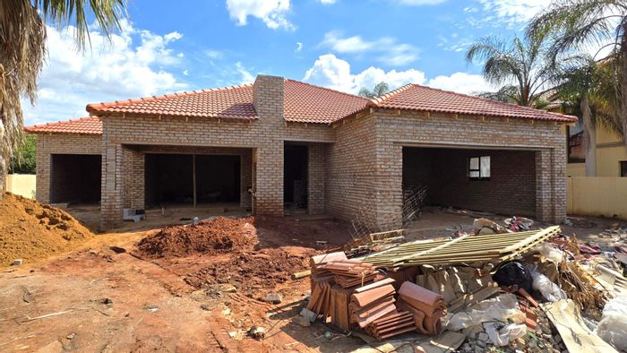 For Sale: House in Melodie with 4 bedrooms, 3.5 bathrooms, and double garages.