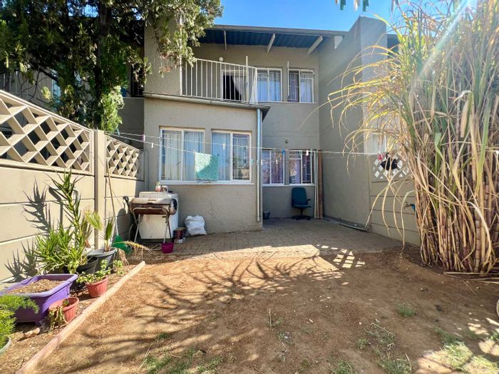 For Sale: Suiderhof Townhouse with 2 bedrooms, courtyard, and lockable carport.