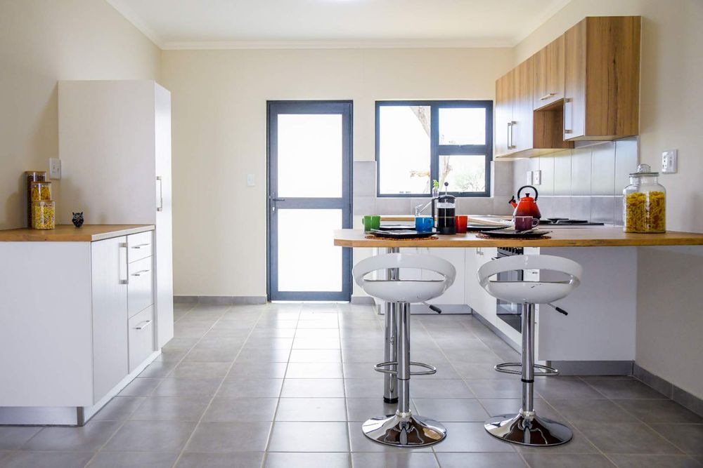 Kitchen with built-in cupboards + oven and sit-down countertop.